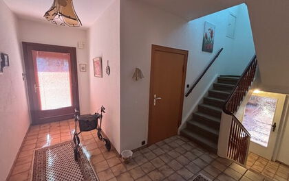 Einfamilienhaus mit zusätzlichem Nebengebäude und großzügigem Garten in zentraler Lage von Grasberg