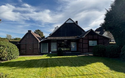 Einfamilienhaus mit zusätzlichem Nebengebäude und großzügigem Garten in zentraler Lage von Grasberg