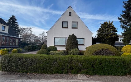 Einfamilienhaus mit zusätzlichem Nebengebäude und großzügigem Garten in zentraler Lage von Grasberg