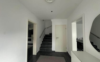Moderne Doppelhaushälfte in zentraler Lage von Lilienthal-Falkenberg (fußläufig zur Straßenbahn)