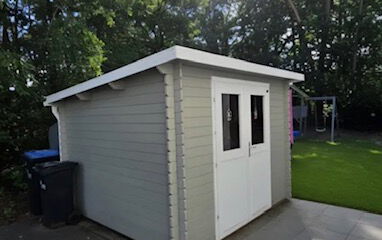 Großzügige 4-Zimmer-Wohnung mit Terrasse, Einbauküche und Stellplätzen