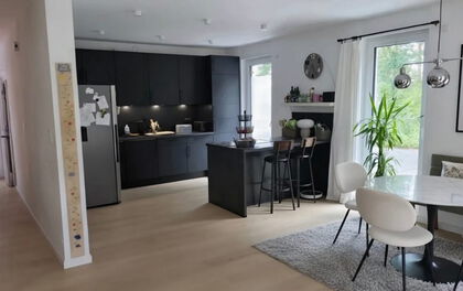 Großzügige 4-Zimmer-Wohnung mit Terrasse, Einbauküche und Stellplätzen