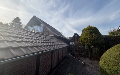 Einfamilienhaus mit zusätzlichem Nebengebäude und großzügigem Garten in zentraler Lage von Grasberg