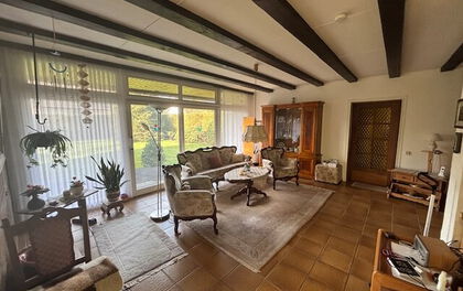 Einfamilienhaus mit zusätzlichem Nebengebäude und großzügigem Garten in zentraler Lage von Grasberg