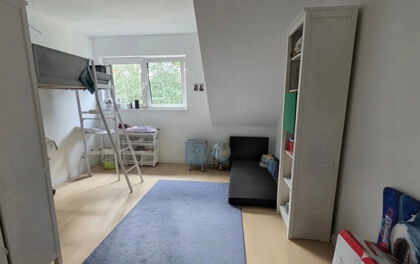 Großzügige 4-Zimmer-Wohnung mit Terrasse, Einbauküche und Stellplätzen