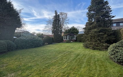 Einfamilienhaus mit zusätzlichem Nebengebäude und großzügigem Garten in zentraler Lage von Grasberg
