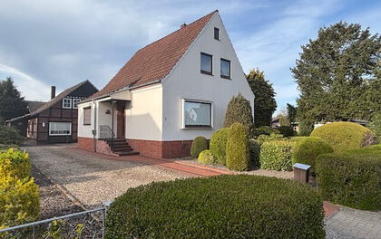 Einfamilienhaus mit zusätzlichem Nebengebäude und großzügigem Garten in zentraler Lage von Grasberg