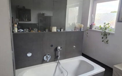 Großzügige 4-Zimmer-Wohnung mit Terrasse, Einbauküche und Stellplätzen