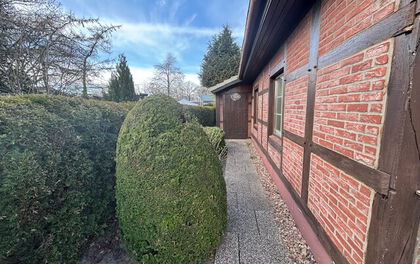 Einfamilienhaus mit zusätzlichem Nebengebäude und großzügigem Garten in zentraler Lage von Grasberg