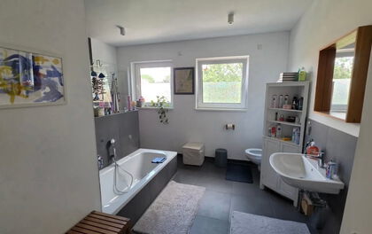 Großzügige 4-Zimmer-Wohnung mit Terrasse, Einbauküche und Stellplätzen